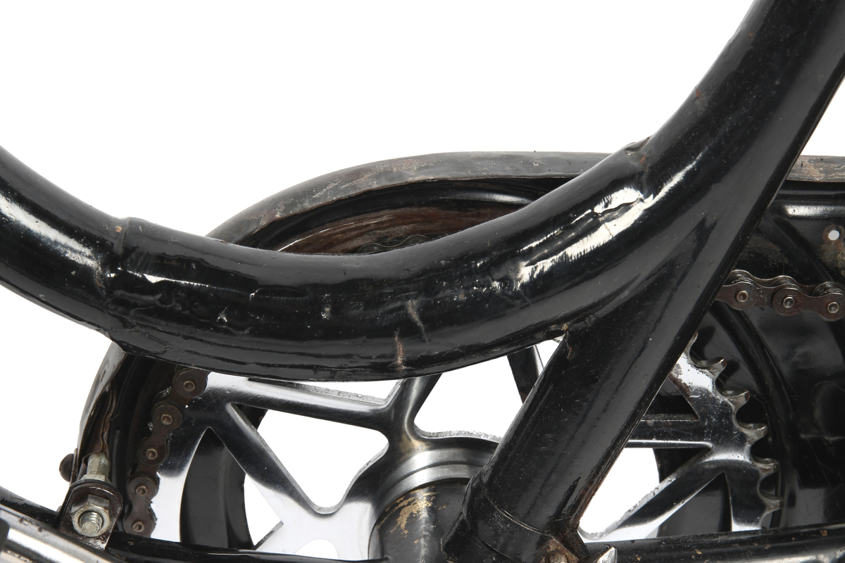 DBS Turist damesykkel fra 1933. En av de første DBS-syklene, da DBS-varemerket ble lansert 13. mai 1933. Bagasjebrettet var ekstrautstyr. Håndtakene er ikke originale, men fra moped, sannsynligvis fra sent 1970-tall.