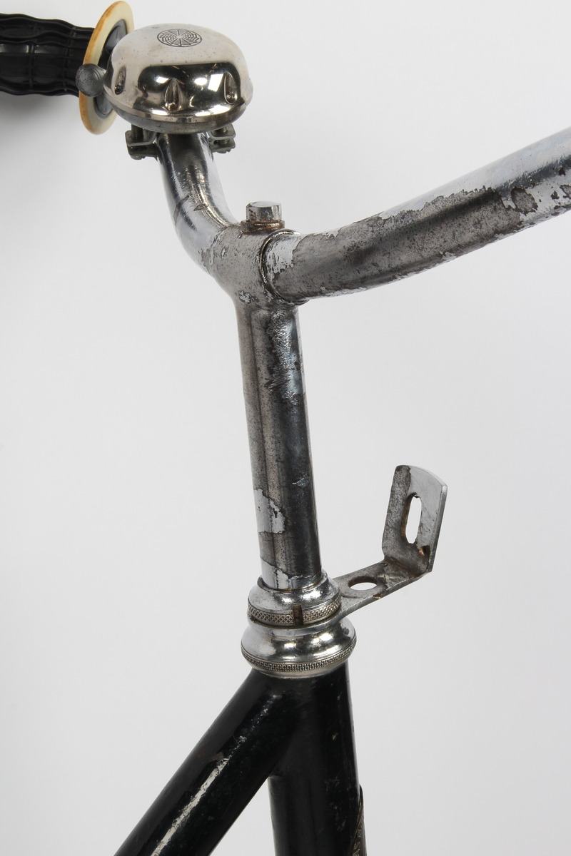 DBS Turist damesykkel fra 1933. En av de første DBS-syklene, da DBS-varemerket ble lansert 13. mai 1933. Bagasjebrettet var ekstrautstyr. Håndtakene er ikke originale, men fra moped, sannsynligvis fra sent 1970-tall.