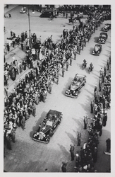 Del av bilkortesjen til Kronprins Olav, 13. mai 1945. De er 