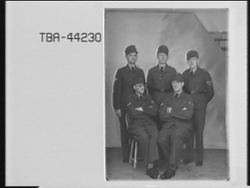 Gruppeportrett av fem tyske soldater i uniform. Bestillers n