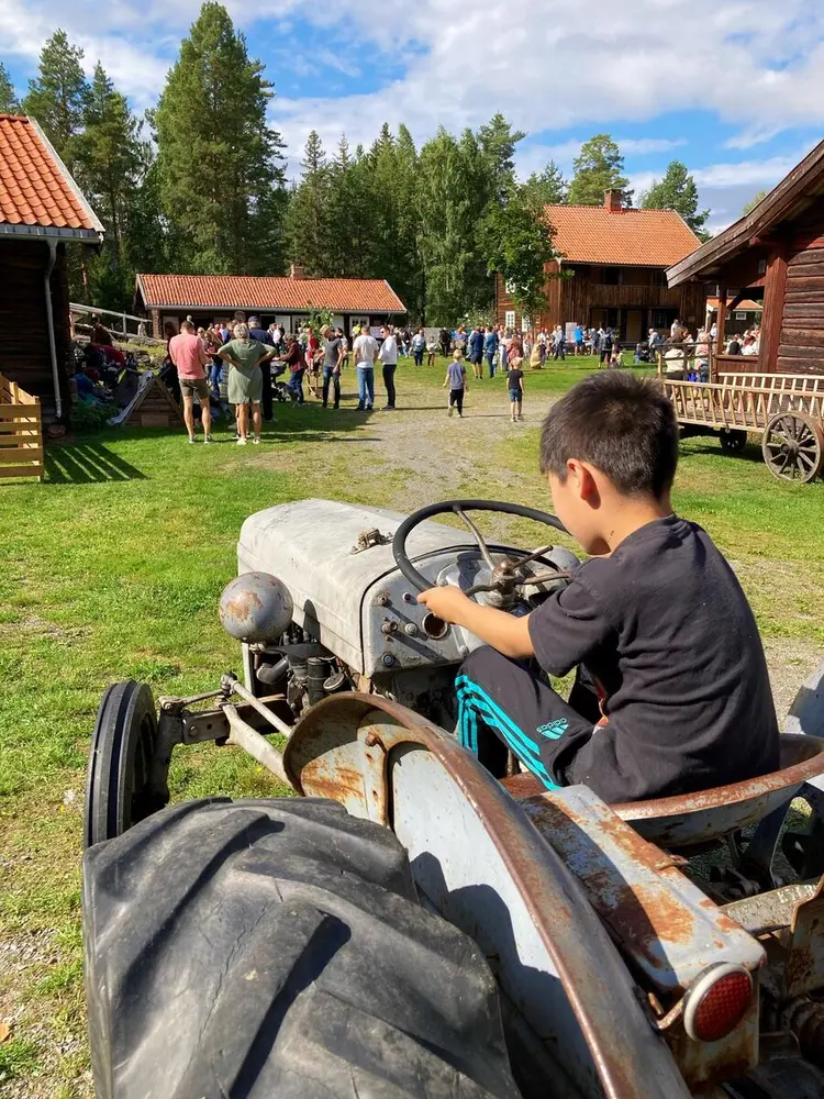 Gutt på traktor under Barnas dag 2022