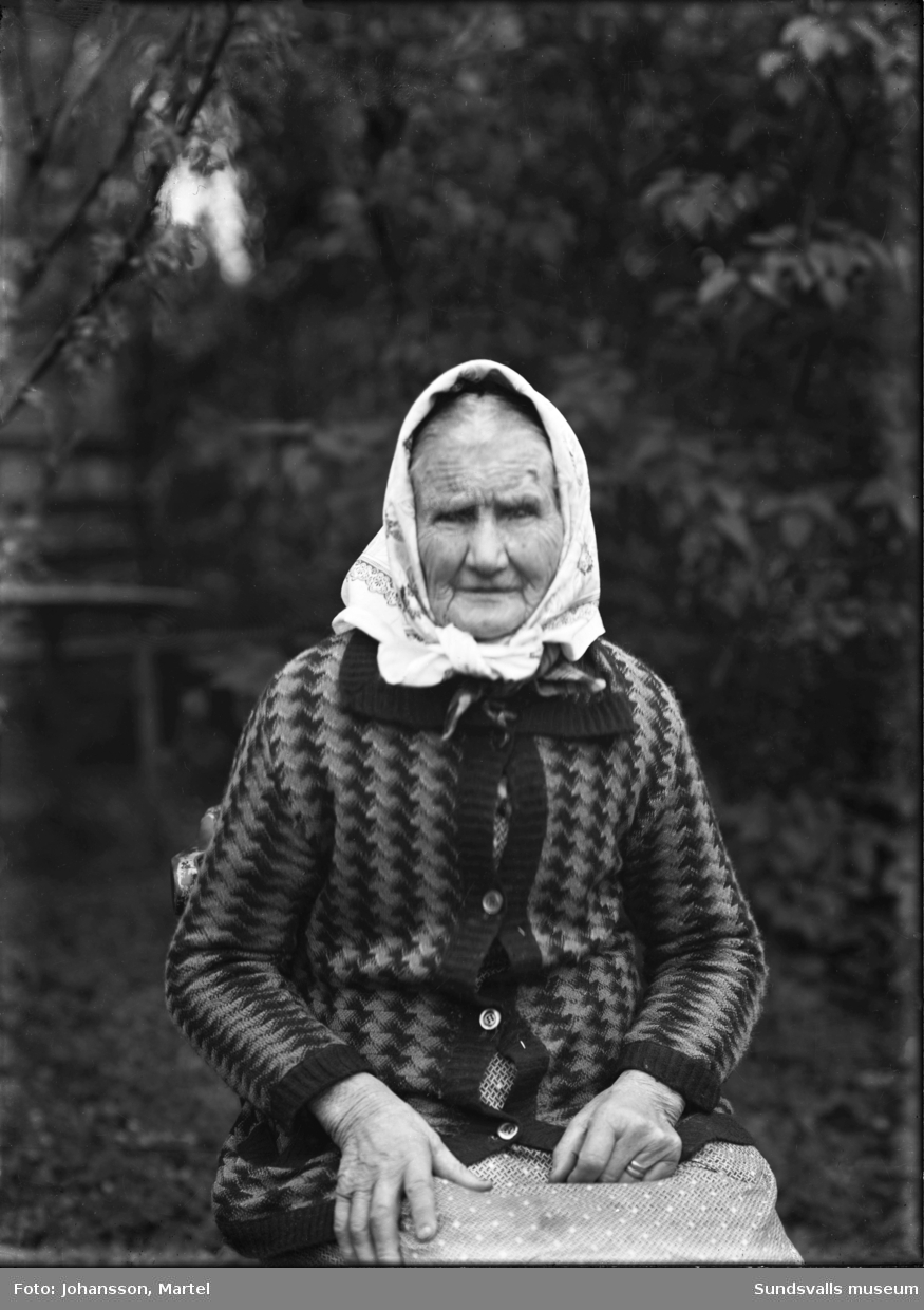 Två porträttbilder av en gammal kvinna, Katarina Bergman från Sörfjolsta. Även kallad "Bergmansmor".