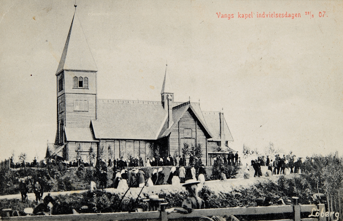 Postkort, Vang, Øvre Vang kapell, Øvre Vang kirke. innvielse 28. august 1907, menighet i prosesjon