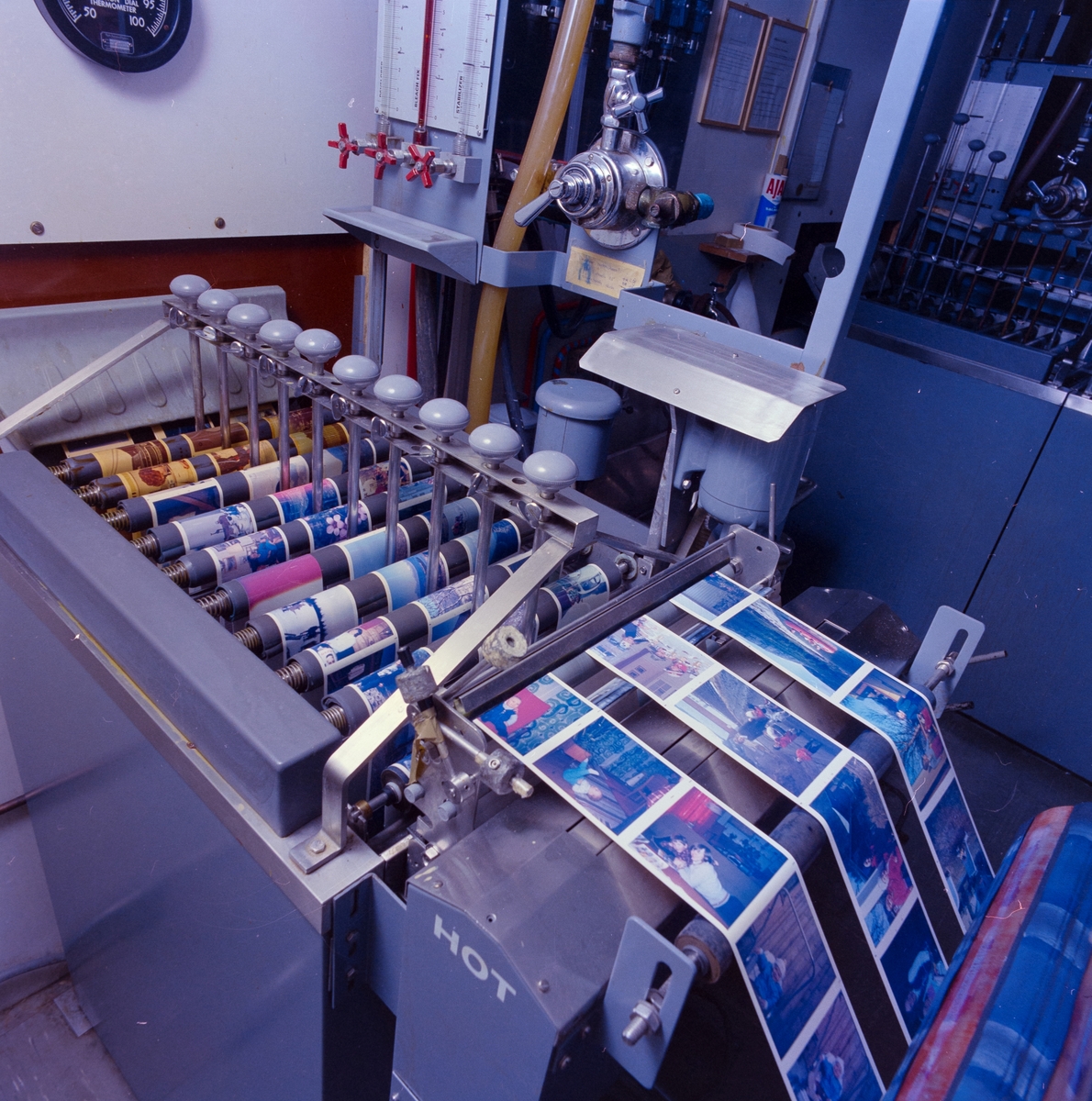 Maskinell fremkalling av bilder i Fotograf Schrøders fargelaboratorium