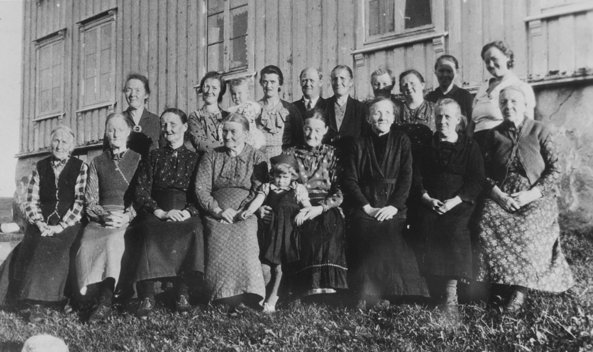 Norsk Misjonsselskap sin avdeling på Fjellvær avbildet i 1935.