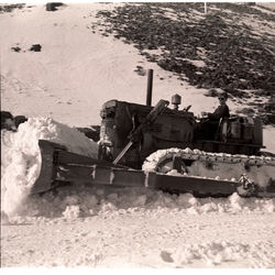 Bulldoser rydder snø på veien til Huset