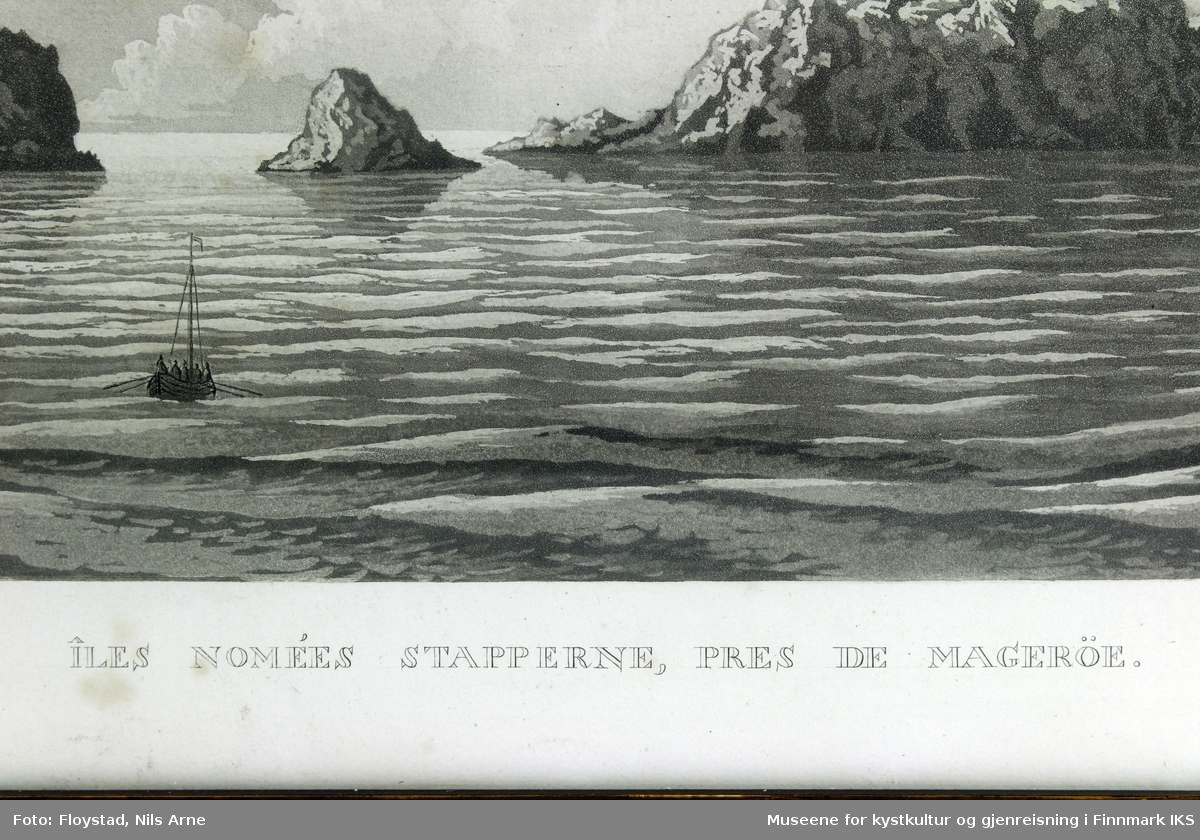 Îles nomées Stapperne, pres de Mageröe (Stappene i nærheten av Magerøya). Motiv av Gjesværstappene og en nordlandsbåt med en lettskyet himmel i bakgrunnen. Gjesværstappene ligger på nordvestsiden av Magerøya. 