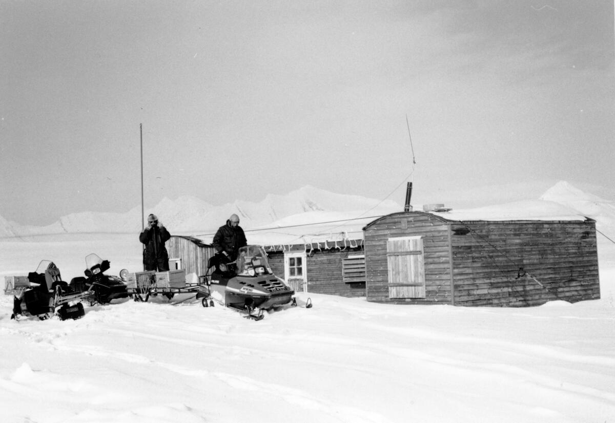 Norsk Polarnavigasjons boretårn i Berzeliusdalen Brakker. Norsk Polarnavigasjons boretårn. Benyttet 1962-67  i Grøndalen,1967-1975 i Berzeliusdalen. . Fjernet i 1991. Riggen står nå utenfor Bergmesterens hus på Sjøskrenten, tilhører Svalbard Museum.
