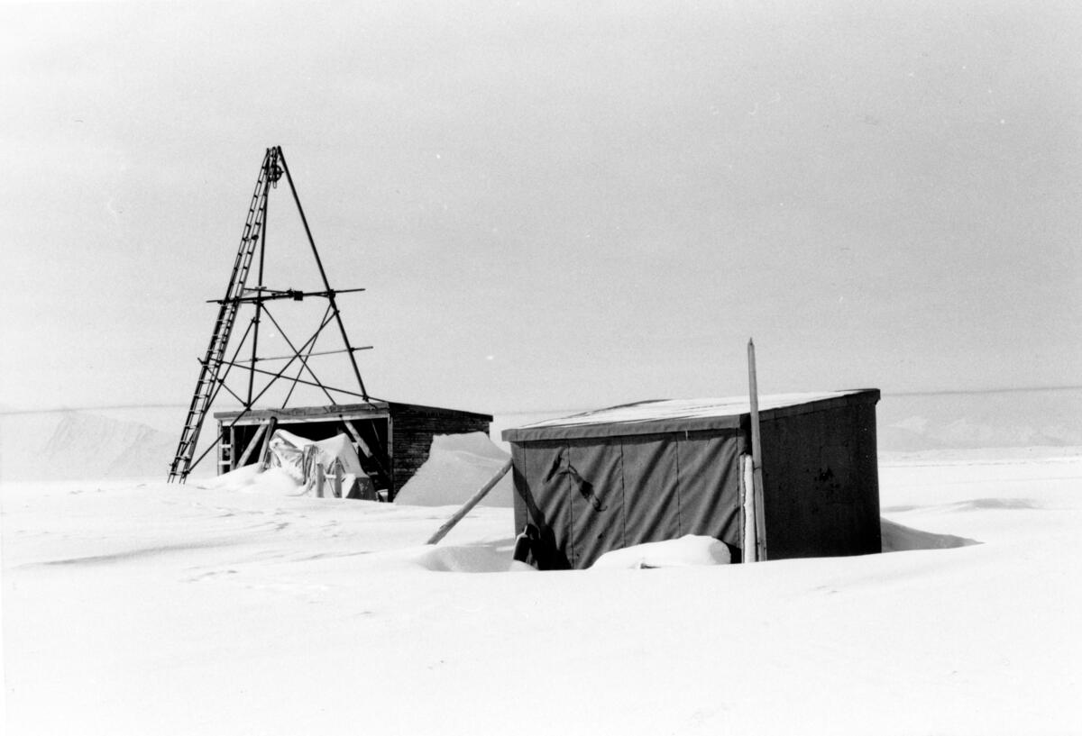 Norsk Polarnavigasjons boretårn i Berzeliusdalen Norsk Polarnavigasjons boretårn. Benyttet 1962-67  i Grøndalen,1967-1975 i Berzeliusdalen. . Fjernet i 1991. Riggen står nå utenfor Bergmesterens hus på Sjøskrenten, tilhører Svalbard Museum.