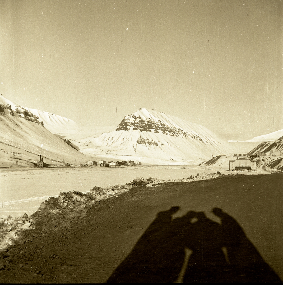 Bilde av Nybyen med Sarkofagen i bakgrunnen med Larsbreen til venstre og Longyearbreen til høyre. Til høyre i bildet ser man Huset.