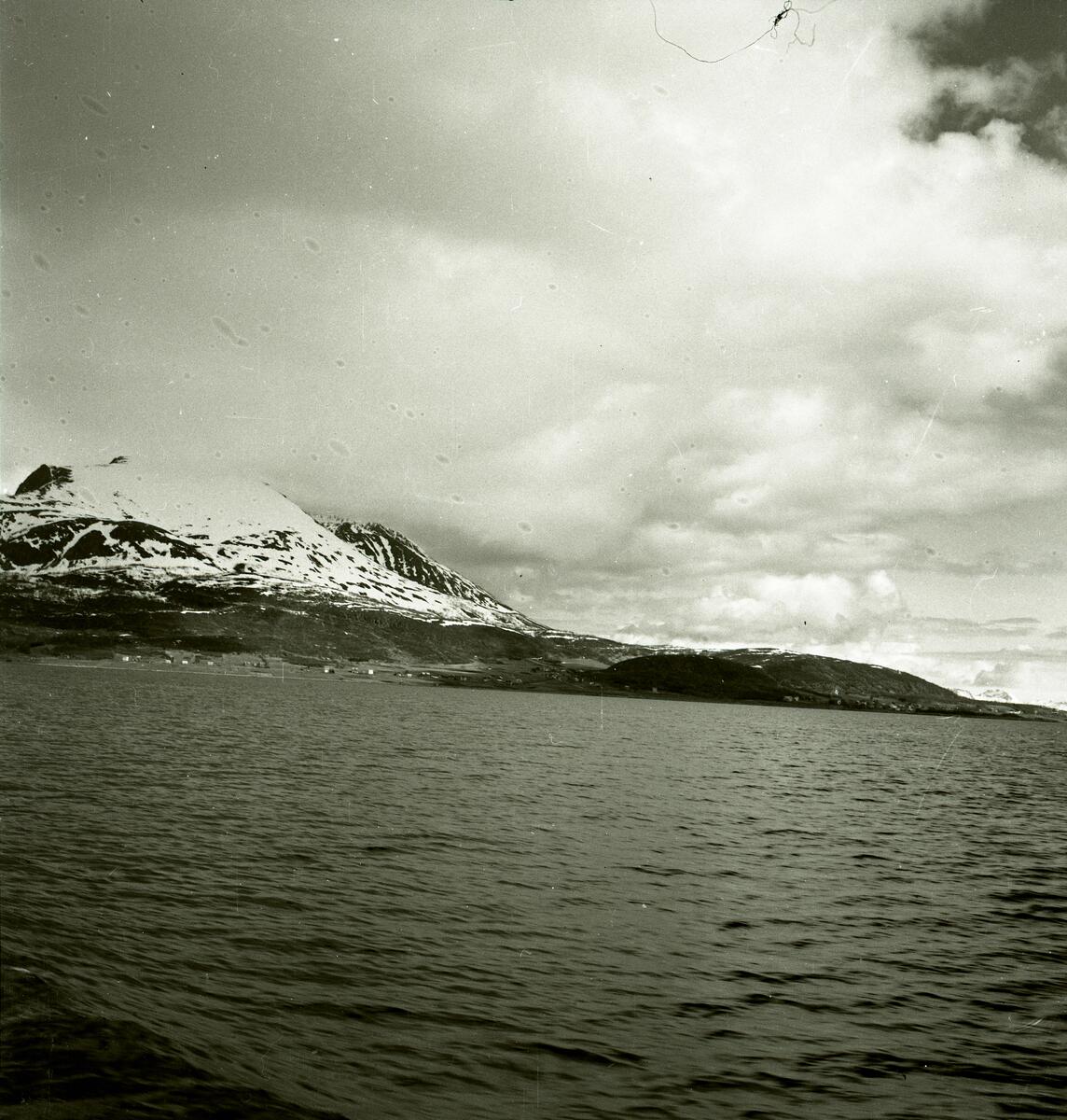 Bilde av fjordlandskap tatt fra skipet Ingerfem på vei til det norske fastlandet.