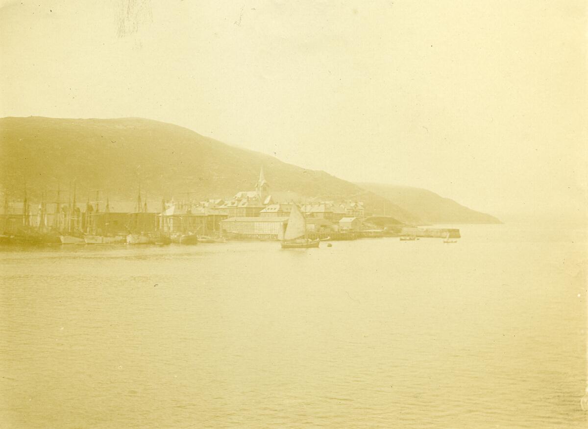Utsikt mot Tromsø. Bildet kommer fra fotoalbum med gjenstandsnummer SVB 01366.
