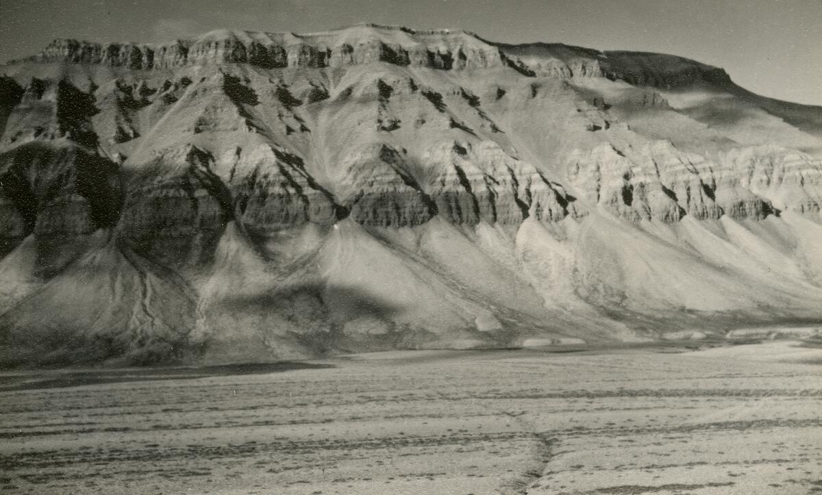 Gipsvika. Bildet kommer fra The Cambridge Spitsbergen Expedition. Ekspedisjonen besto av seks menn, de fleste var geomorfologer, som dro fra England til Svalbard via Nordkapp og Bjørnøya om bord på Lyngen sommeren 1938. Målet deres var å kartlegge området rundt Nordenskioldbreen, Gipsvika og Brucebyen.