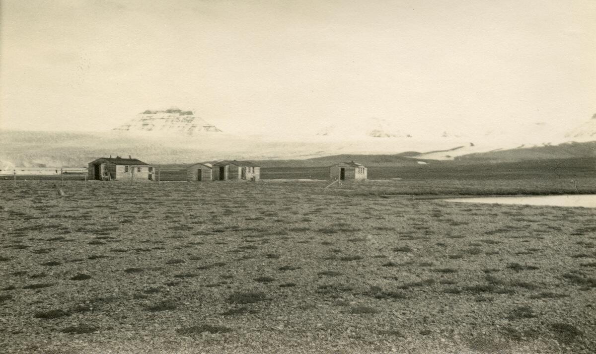 Brucebyen.  Bildet kommer fra The Cambridge Spitsbergen Expedition. Ekspedisjonen besto av seks menn, de fleste var geomorfologer, som dro fra England til Svalbard via Nordkapp og Bjørnøya om bord på Lyngen sommeren 1938. Målet deres var å kartlegge området rundt Nordenskioldbreen, Gipsvika og Brucebyen.