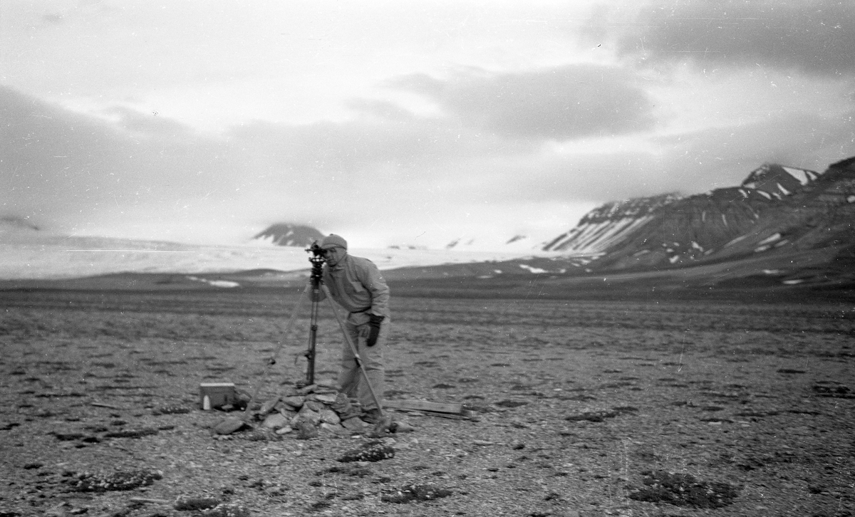 Bildet kommer fra The Cambridge Spitsbergen Expedition. Ekspedisjonen besto av seks menn, de fleste var geomorfologer, som dro fra England til Svalbard via Nordkapp og Bjørnøya om bord på Lyngen sommeren 1938. Målet deres var å kartlegge området rundt Nordenskioldbreen, Gipsvika og Brucebyen. Skannet fra negativ.