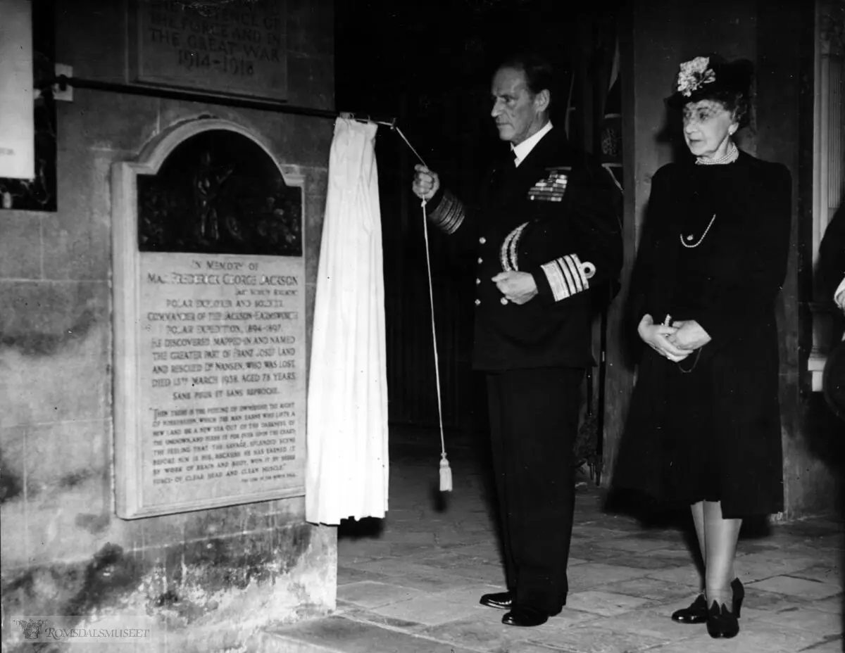 Fra Jonas Lied samlingen., "Lord Mountevans unveiling memorial to Major Jackson in crypt of St. Paul in London 1943. With him is Mrs. Jackson"