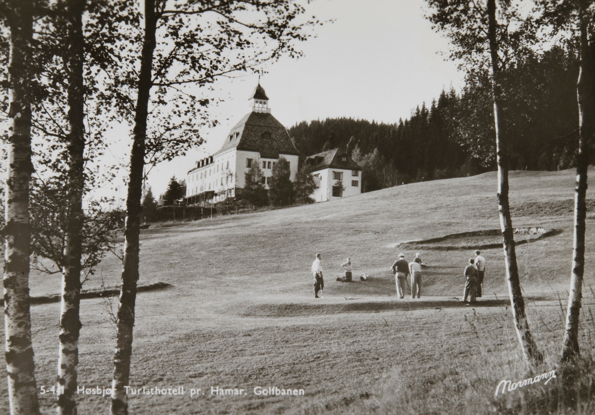 Postkort, Ringsaker, Furnes, Høsbjør Turisthotell, gjester spiller golf, golfbanen her var den tredje som var anlagt i Norge og åpnet i 1932,