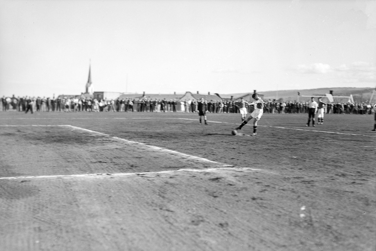 Fotball kamp på Gjøvik Stadion.