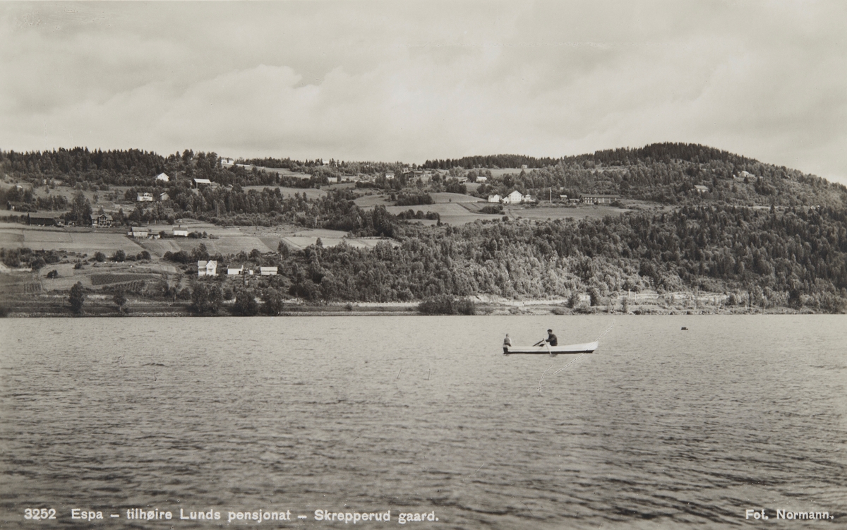 Postkort, Stange, Espa, Lunds pensjonat på Skrepperud gård, driftet av Botolf Lund, drevet som pensjonat fra rundt 1917 og fram til 1954, til høyre oppe i lia, sett fra Mjøsa, mann og barn  i robåt,