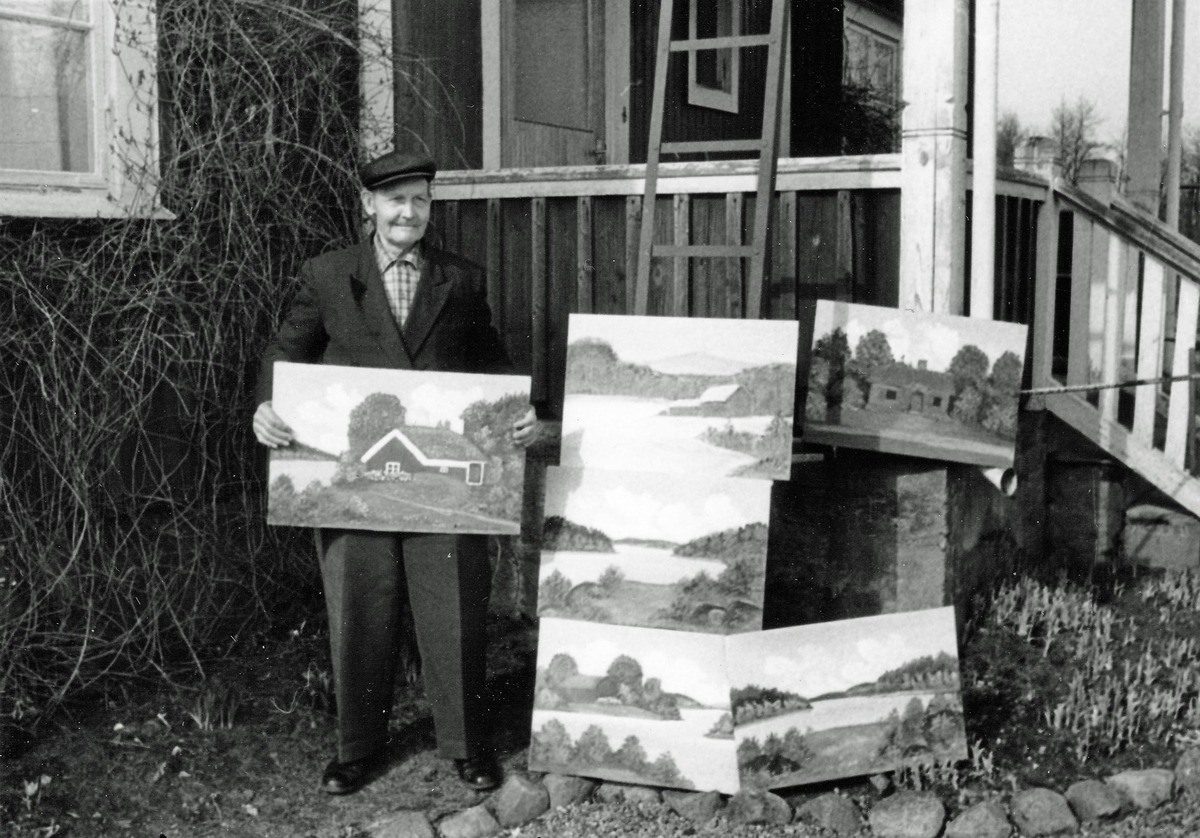 Carl Herman Björnberg med sina tavlor på Timmersdala ålderdomshem