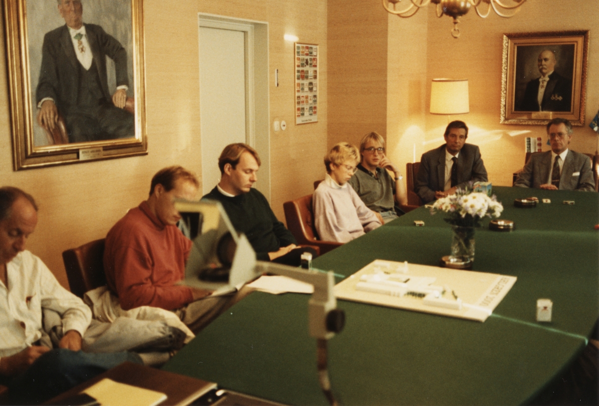 Bo Granqvist, Bo Östen Johansson, Ove Anonsen, Elisabeth Öhrn, Gerd Måbrink, Sam Sandqvist, Lasse Jern m.fl. 1988-89 i styrelserummet.
Inför Ahlgrens projekt 2000.