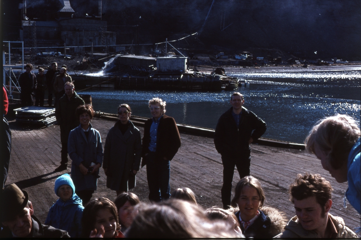 Folk på Gamlekaia i Longyearbyen. Venter på båt.