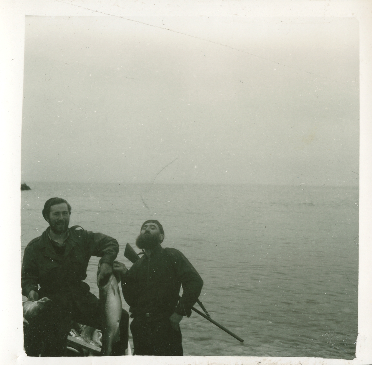 Ukjent person på båten, fisk, ukjent sted. Overvintring på Bjørnøya 1957-58