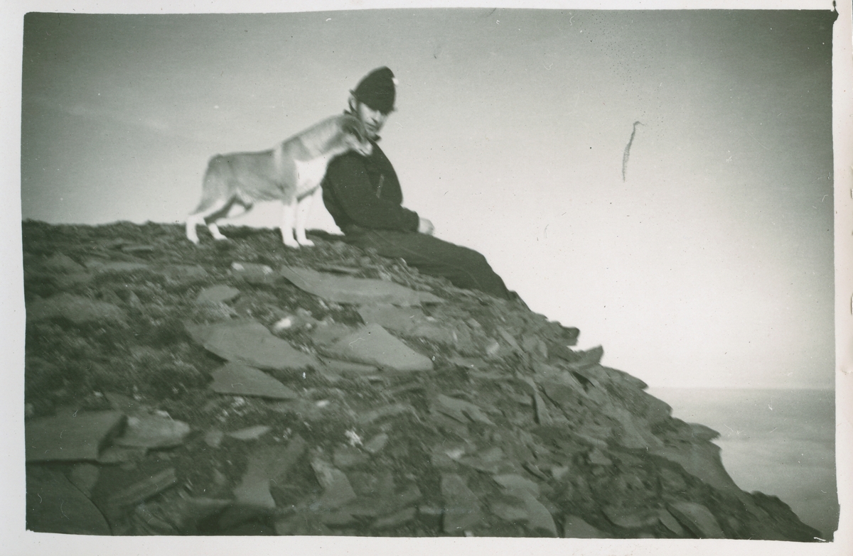 På toppen 534 m.o.h., ukjent person Overvintring på Bjørnøya 1957-58