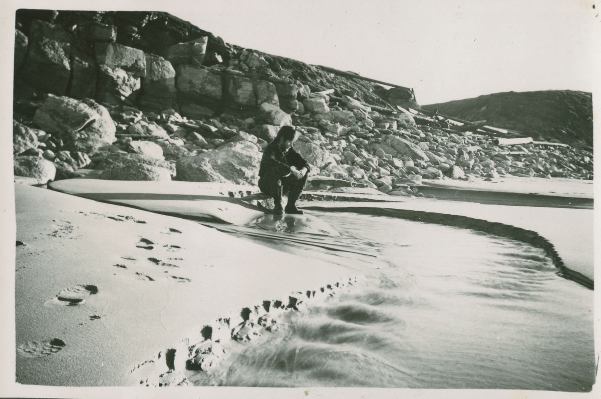 Sørensen på sandstranden. Overvintring på Bjørnøya 1957-58