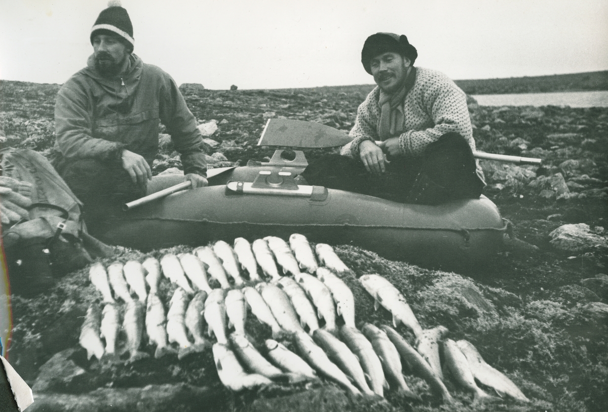 Svale Jensen og Steinar Olsen med fisk.