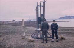 To menn ved monumenten i Ny-Ålesund.