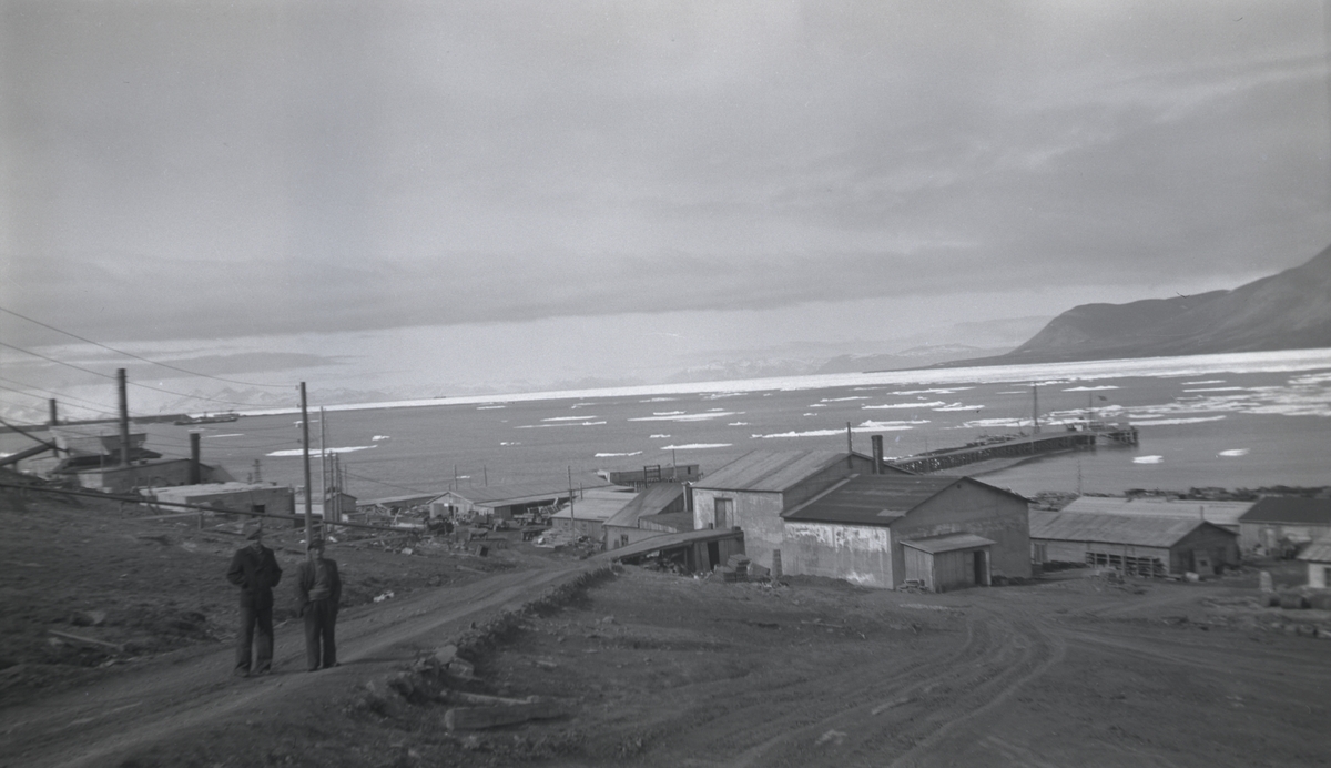 To menn i Longyearbyen ved kaia.