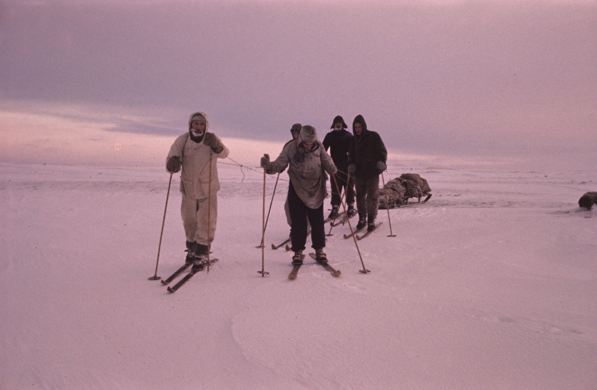 Astor Ernstsen, Magne Røtte, Svale Jensen, en ukjent mann og Lars Martinsen på skitur. Originalen returnert til giveren.