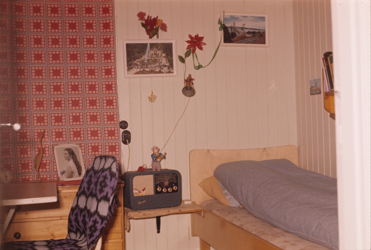 Et rom på værstasjon på Bjørnøya. Originalen returnert til giveren.