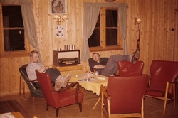 Svale Jensen og Rolf Berg i stua på værstasjon på Bjørnøya. 
