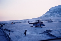 Helikopterne på flyplassen.