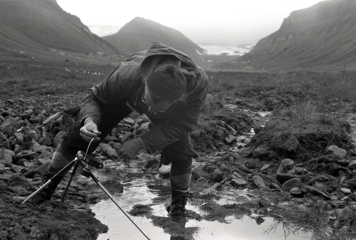 Bildet fra en botanisk tur til Svalbard. Turen foregikk Sven-Erik Sandermann Olsen sammen med Carl-Erik Reenberg, begge farmaceuter med passion for botanik. Her Reenberg tar bilde.