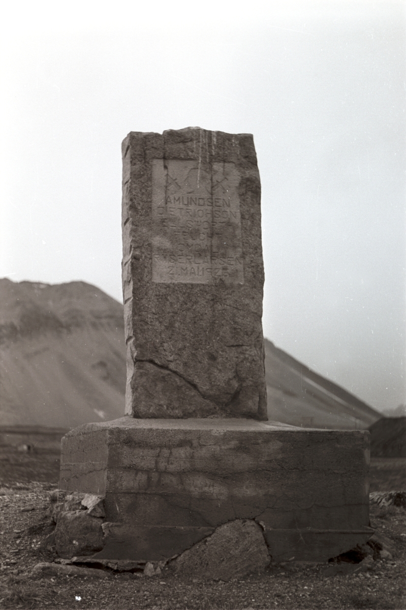 Bauta dedikert til Amundsen-ekspedisjonen fra 1926.