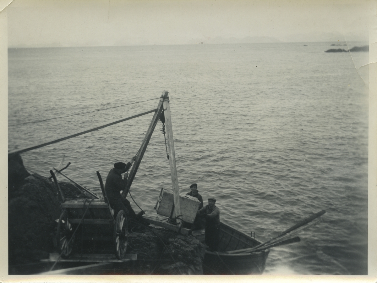 Bildet kommer fra Øystein F. Klingenbergs samling. Han var ingeniør tilkalt til Svalbard til å ordne noe med radar og kullbåtene.