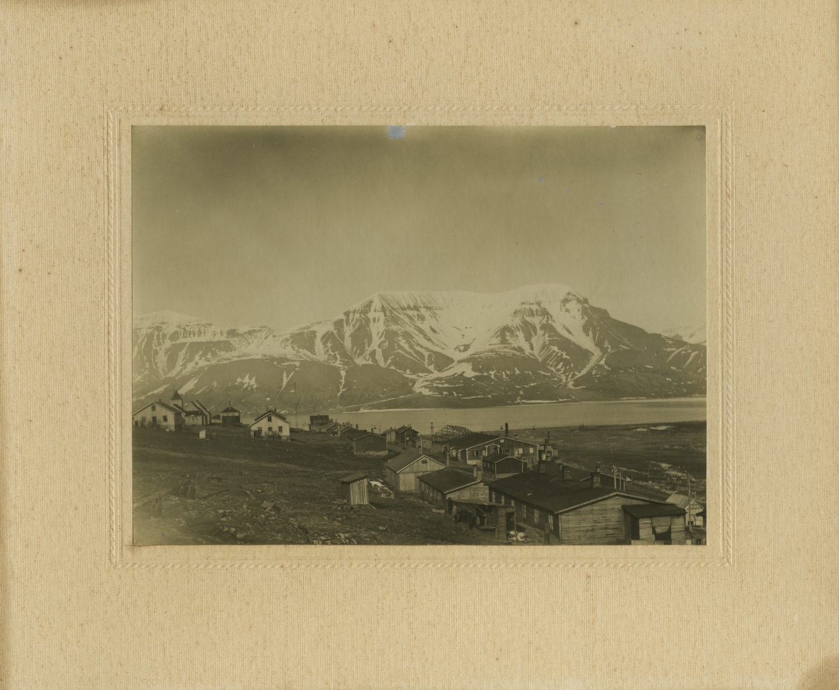 Bildet etter Bjarne Gjelsten (født ca. 1905). Han var på Svalbard i 1925-35.  Longyear City/Gamle Longyearbyen