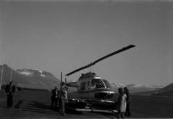 Helikopter på flyplassen i Longyearbyen.Augusta-Bell 206 Jet