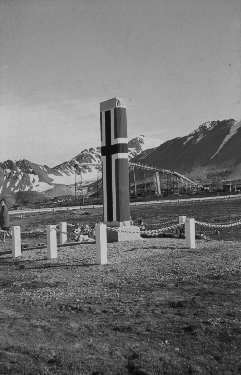 Bautaavduking i Ny-Ålesund juli 1963.