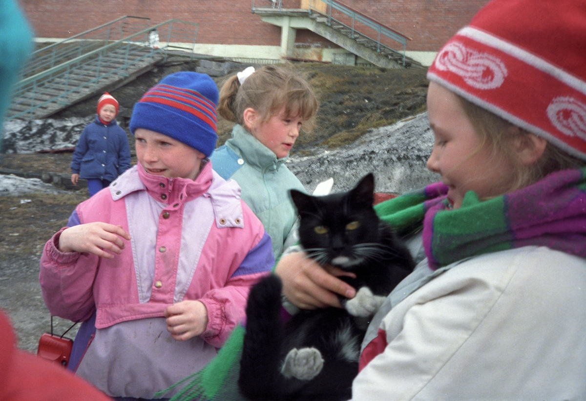 Barn med katt i Barentsburg.
