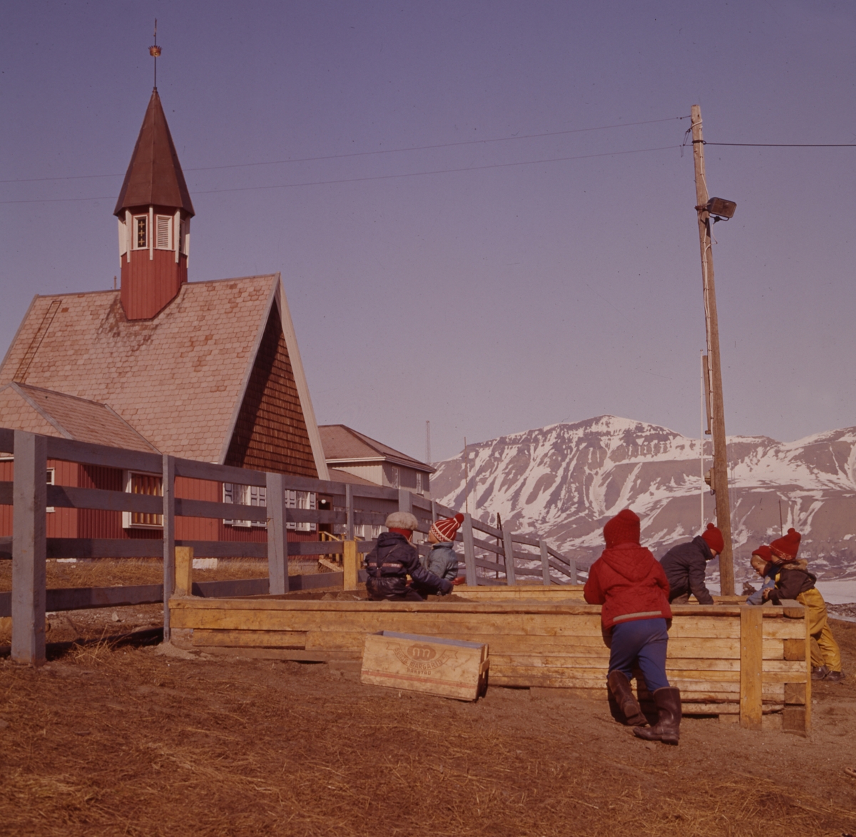 Barn foran Svalbard kirke.