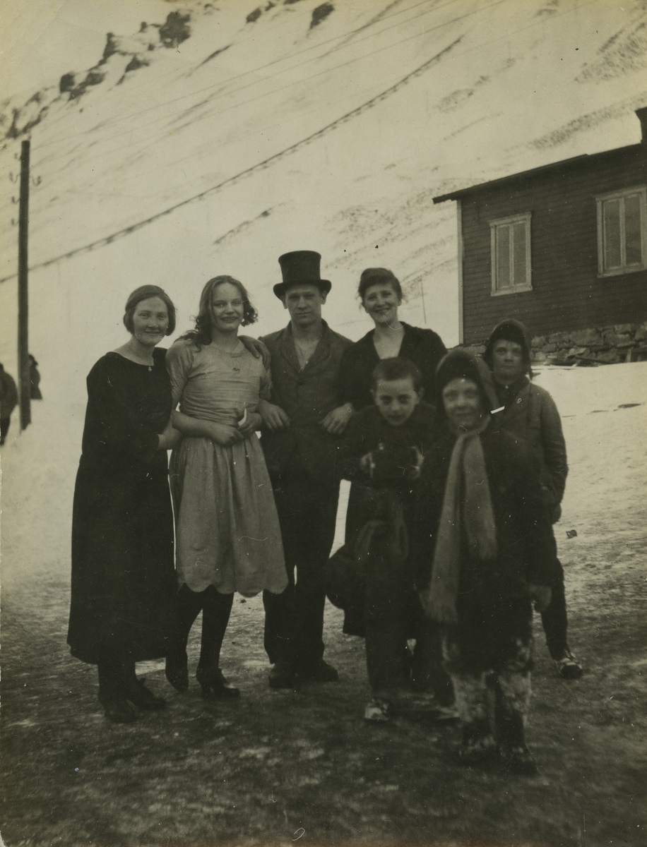 Sju personer foran en bygning i Longyearbyen.