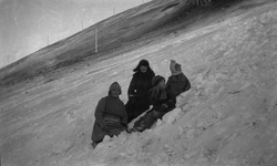 To kvinner og to barn på fjelltur.