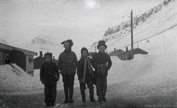 Fire gutter på vei i Longyearbyen.