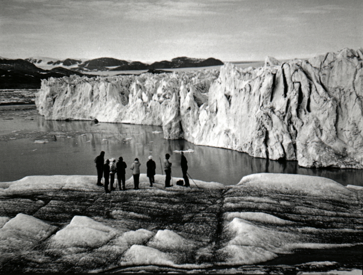 En gruppe av menesker foran isbre.