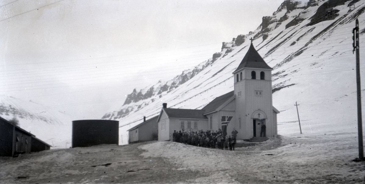 17.mai-tog foran Vår Frelsers Kirke på Spitsbergen ca. 1930