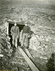 To menn foran en gruveinngang i 1914. Jens Kristoffer Bay ti